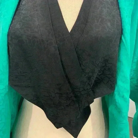 Gorgeous vintage button front blouse - Picture 6 of 9